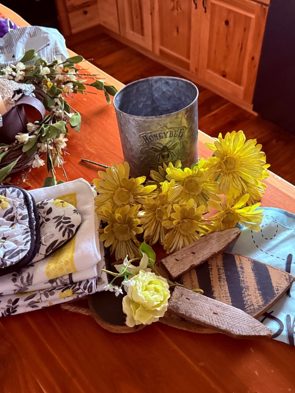 Bee summer kitchen and decor lot of 12